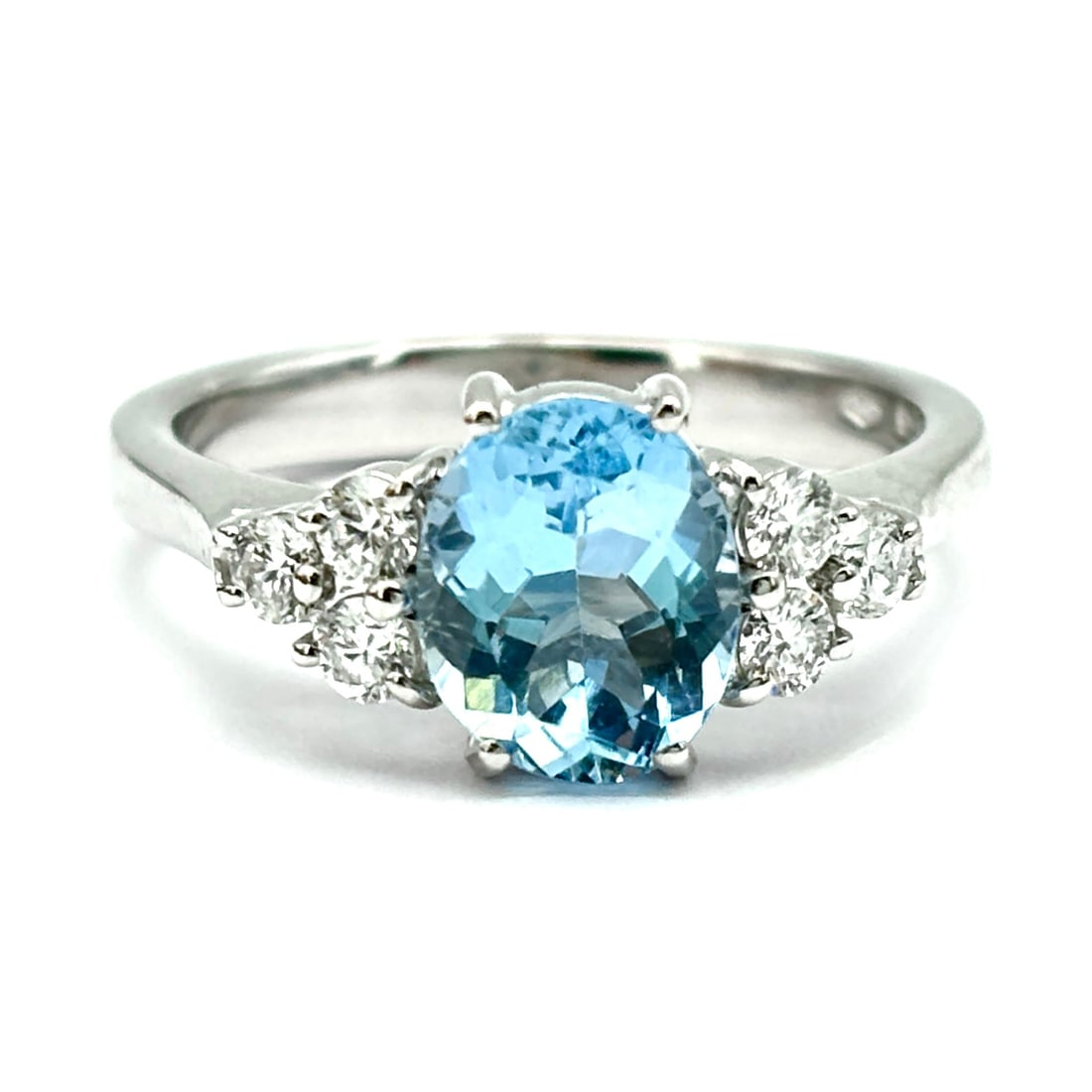 Oval-cut aquamarine and diamond triptych ring, white gold; 4.95 gr.: A very refined, precious and graceful touch of heavenly class! Ring with fabulous central oval-cut aquamarine and double side triptych of brilliants, mounted in 18 kt white gold. A sophisticated exqui