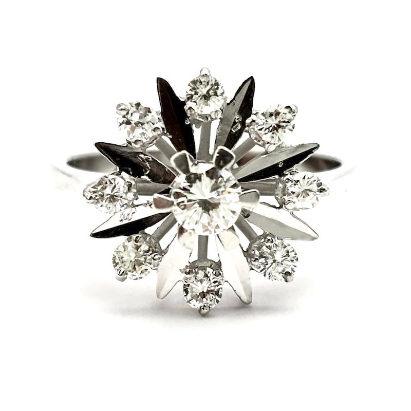 Vintage diamond flower ring, white gold - 0.50-0.58 ct; 3.86 gr: Adorable vintage, romantic diamond flower ring! Retro circular daisy ring in 18 kt white with central solitaire brilliant-cut diamond and diamonds between perimeter gold petals totaling an estimated