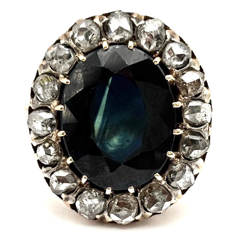 Vintage daisy ring maxi sapphire and diamonds; 9.45 gr.: Magical proposal of superb vintage maxi daisy demode ring! Poetic and wonderful antique-style ring in yellow gold with huge central sapphire and perimeter rose-cut diamonds, mounted on sterling