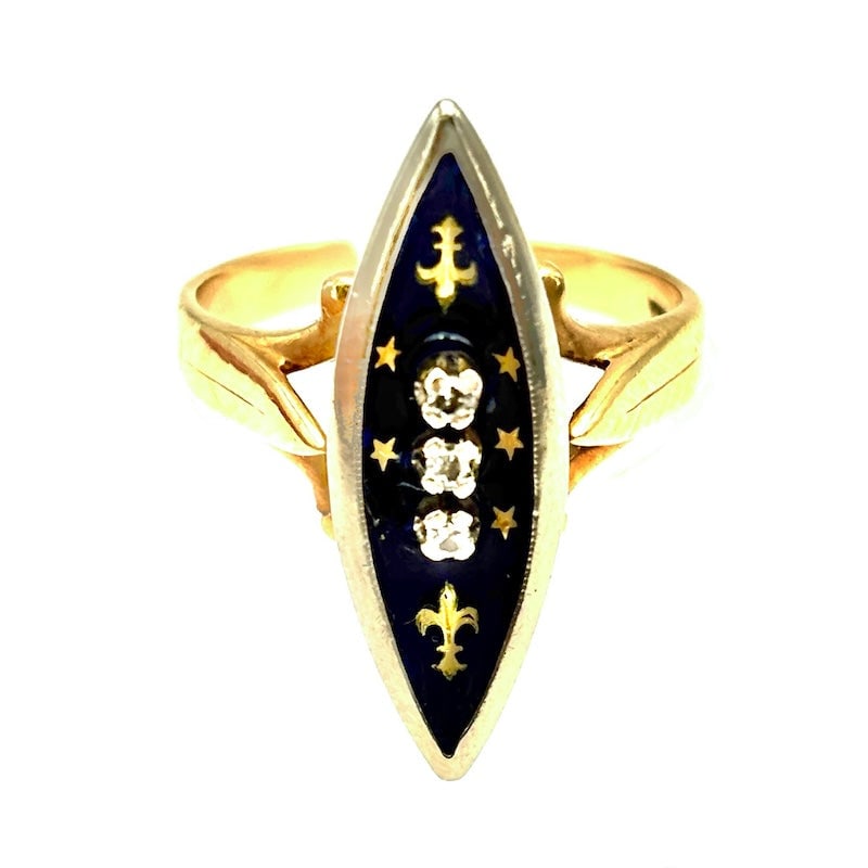 Vintage unisex spool ring, blue enamel and diamond trilogy; 7.68 gr.: With a magical and evocative aura, this unisex vintage shuttle ring mounts a small diamond trilogy on admirable blue enamel work, massive yet slender stepped mount, 1950s-60s era. Unique piece that