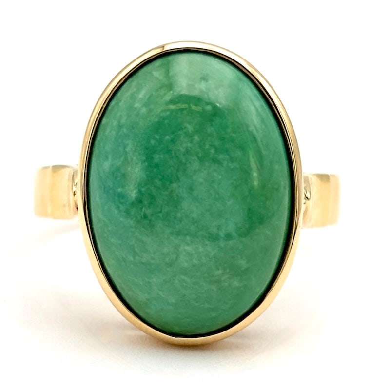 Vintage oval turquoise and yellow gold ring; 7.02 gr.: Beautiful, essential, yet precious vintage ring, in 18kt yellow gold, with solid, linear retro setting, with central oval cabochon of natural turquoise, with green hue. Intense, comfortable and passio