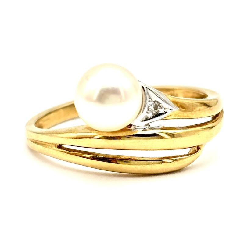 Vintage contrarian pearl ring, yellow gold; 2.97 gr.: Graceful, candid retro style pret a porter jewelry! Vintage yellow gold ring with Akoya pearl on old school contrarie-style bezel, with white triangle and mini sparkle, super chic! Our company's certi