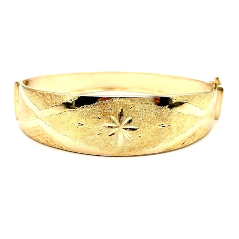 Rigid circle bracelet, wide band yellow gold; 19.5 gr.: Beautiful wide band, satin and mirrored engraved circle rigid bracelet in 18kt yellow gold. The ultimate refuge asset in a super feminine, fashionable and luminous bracelet version! Our company's cert