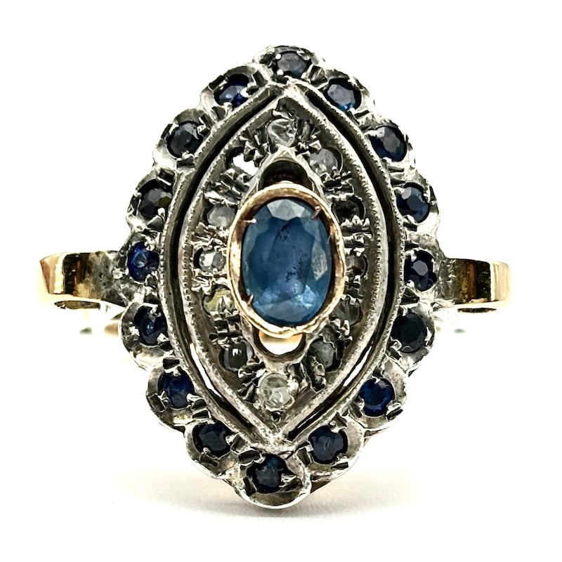 Vintage spool ring diamonds and sapphires; 8.06 gr.: Fabulous vintage 18 kt yellow gold spool ring with superb setting and diamonds and sapphires masterfully mounted on sterling silver. Jewel of great character and flavor with unmistakable value and cha