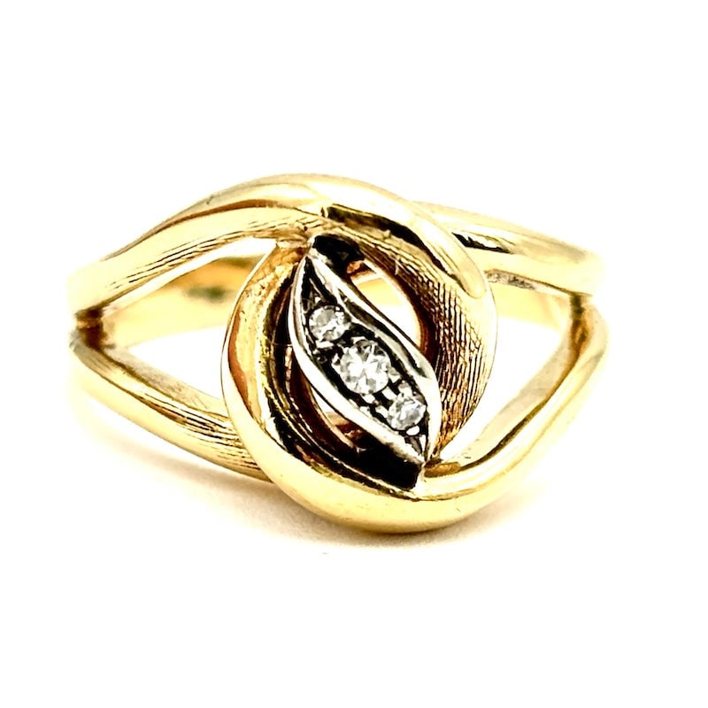 Love knot ring, yellow gold and diamonds; 7.17 gr.: Beautiful love knot ring made of 18 kt yellow gold with central mini diamonds mounted in sterling silver! An iconic, symbolic, emblematic occasion ring! Our company's certification is available for fr
