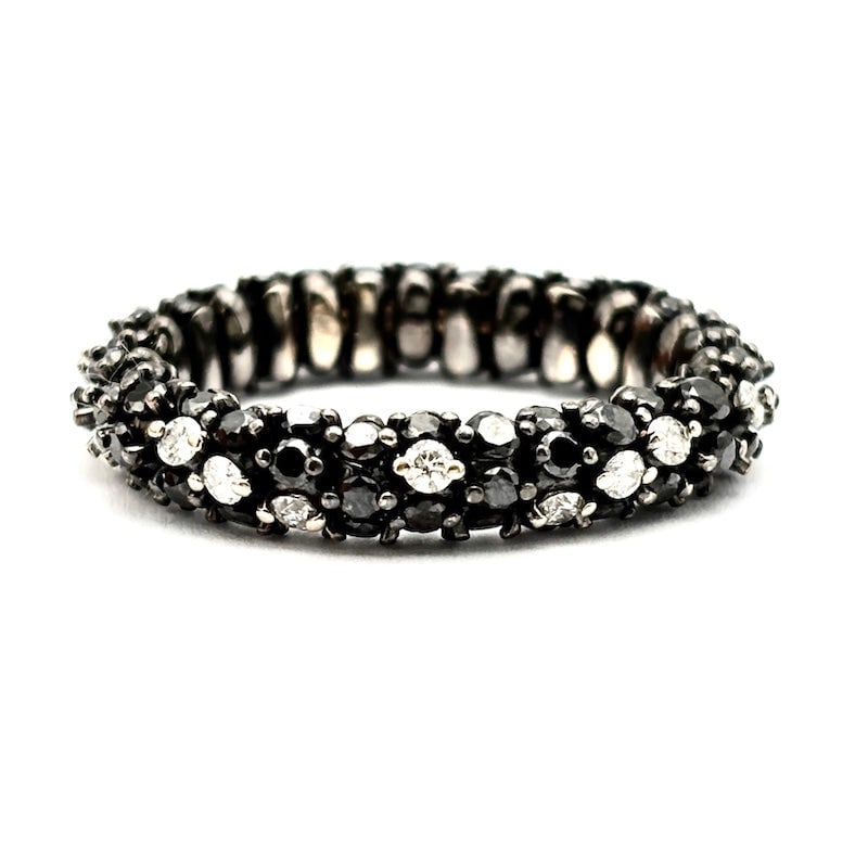 Eternel tennis ring black and white diamonds, black gold; 8.07 gr - size 19: A gritty and fashionable fairy tale! Eternel tennis ring in semi-rigid, black-dominant variant. Black diamonds enriched with white diamonds and soft tennis ring fit. Italian size: 19. Used absolutely 