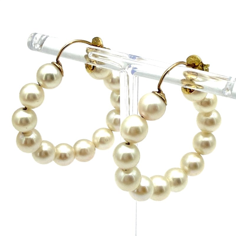 Akoya pearl and gold ring hoops earrings; 14.66 g - 4 cm: Fabulous and super scenic! Very occasional Akoya pearl hoop earrings in 18kt yellow gold, including the inner gold wire on which the pearls run. A touch of class and distinctive value for a pair of go