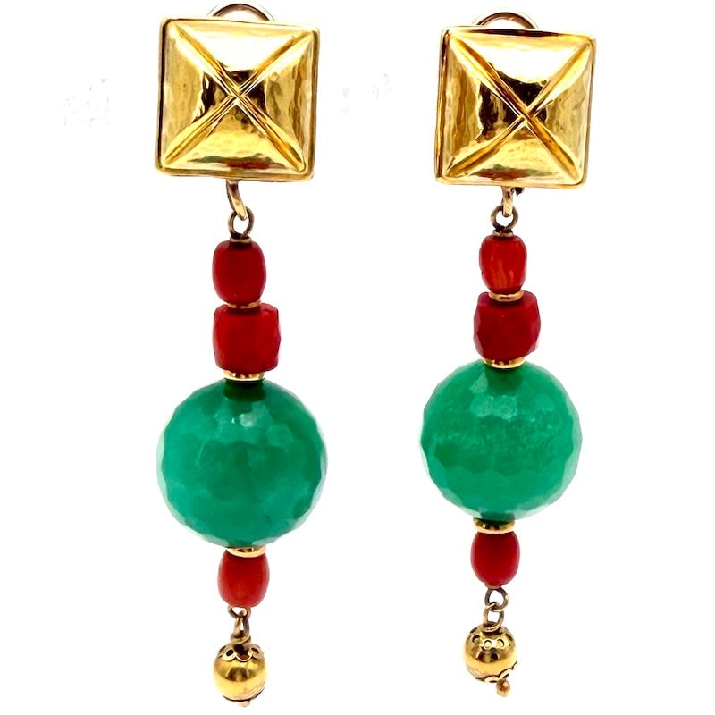 Yellow gold, jade, coral dangle earrings; 31.75 g - 7.5 cm: Large and fabulous 18 kt yellow gold ethno chic dangle earrings with maxi jade, coral and important 18 kt yellow gold elements. Pin and clips as back. Full solidity, exclusive materiality and bold, co
