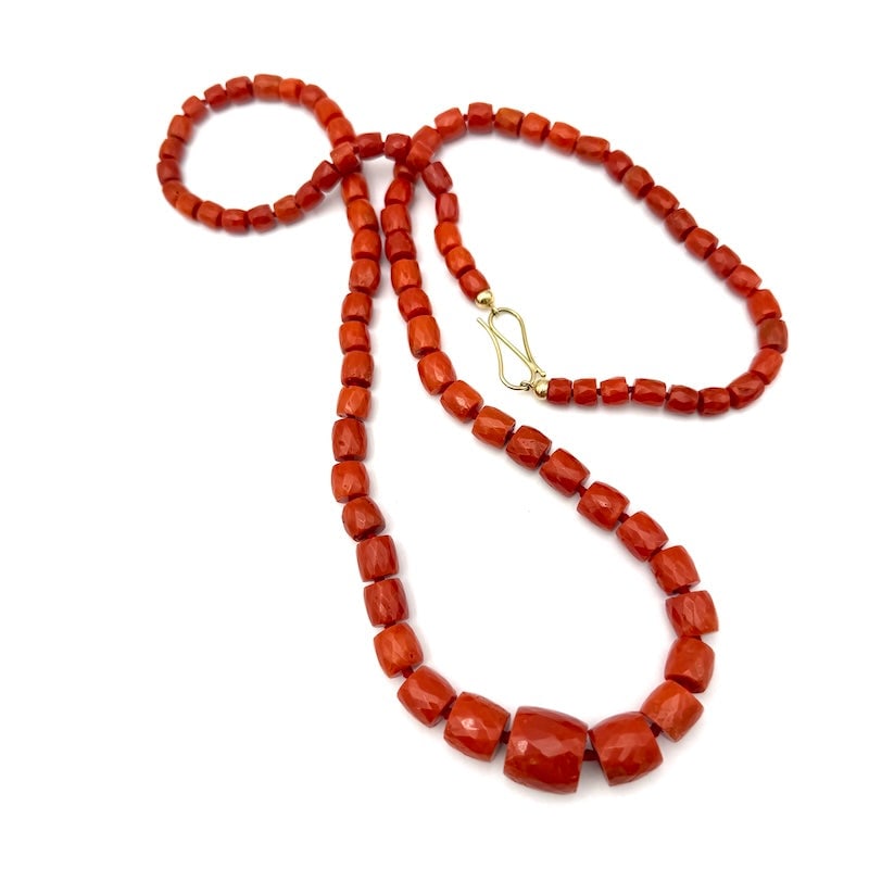 Red coral necklace, kegs, and gold - 78.52 gr, 80 cm: One-strand necklace of imperfect, natural Mediterranean red coral with yellow gold S-shaped clasp. The increasing value of so-called "red gold" in a scenic and very occasional jewelry variant, cut to 