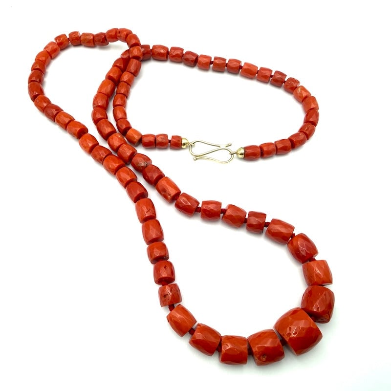Red coral necklace, kegs, and gold - 74.76 gr, 74 cm: One-strand necklace of imperfect, natural Mediterranean red coral with yellow gold S-shaped clasp. The increasing value of so-called "red gold" in a scenic and very bargain jewelry variant, cut to hig