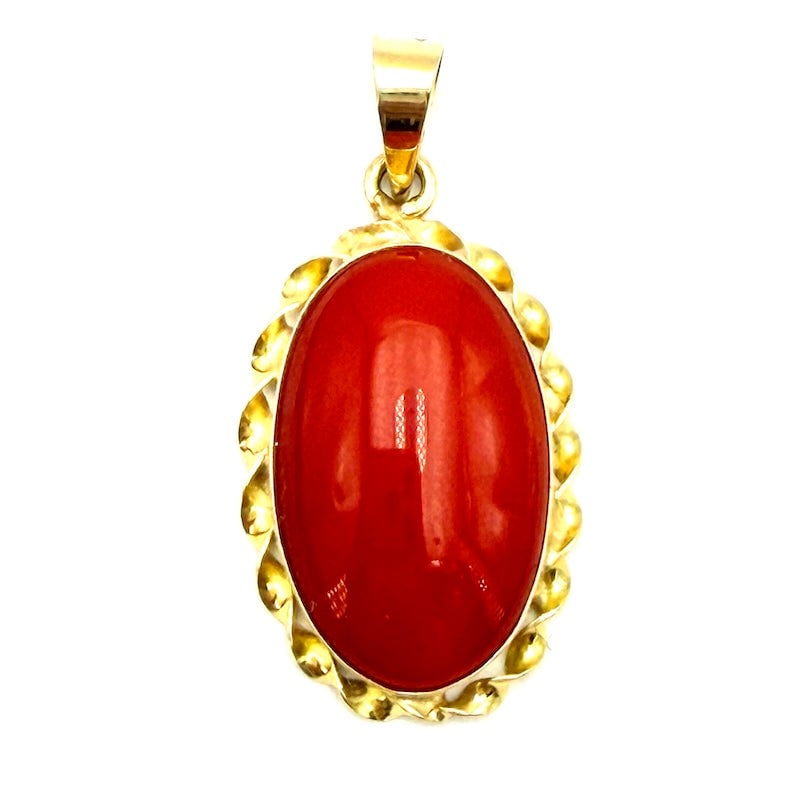 Oval coral and yellow gold pendant; 2.46 gr.: Beautiful oval pendant made of natural first choice red coral and 18 kt yellow gold. An intense and bright retro touch of class and vitality! Our company's certification is available for free, upon re