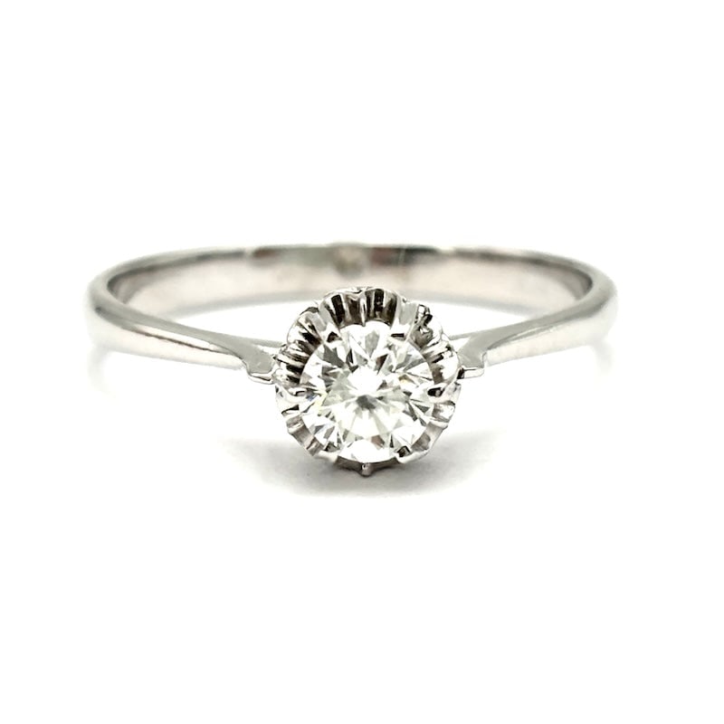 Vintage brilliant solitaire ring - 0.30-0.35 ct; 2.35 gr: Vezzurous vintage solitaire ring, styled setting, with diamond on flower effect bezel! Vaguely retro pattern, for a very special solitaire ring! Our company's certification is available for free, upon