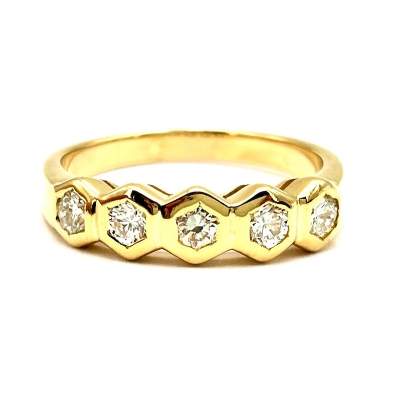 Riviera ring 5 brilliants and yellow gold, hexagonal bezels - 0.30-0.35 ct; 4.57 gr: A rich particular and very bright variant riviera of brilliants made of 18 kt yellow gold, mounted in thick hexagonal onions! Full turned yellow riviera ring with 5 brilliants for 0.30-0.35 ct total. 