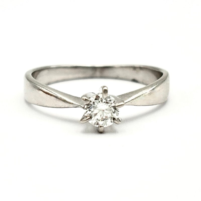 White gold solitaire ring, 0.23-0.27 ct; 2.69 g: Essential and eternal very occasional solitaire ring in 18 kt white gold mounted with 6 griffes. Solitaire brilliant-cut diamond for 0.23-0.27 ct, color F-SI2. The jewel s tangible symbol of a promise