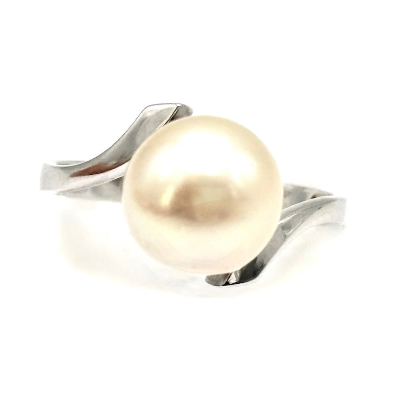 Vintage pearl ring, white gold; 4.54 gr.: Understated, candid retro style pret a porter jewelry! Vintage white gold ring with central Japanese Akoya pearl on old school contrarie-style bezel, super chic! Our company's certification is availab