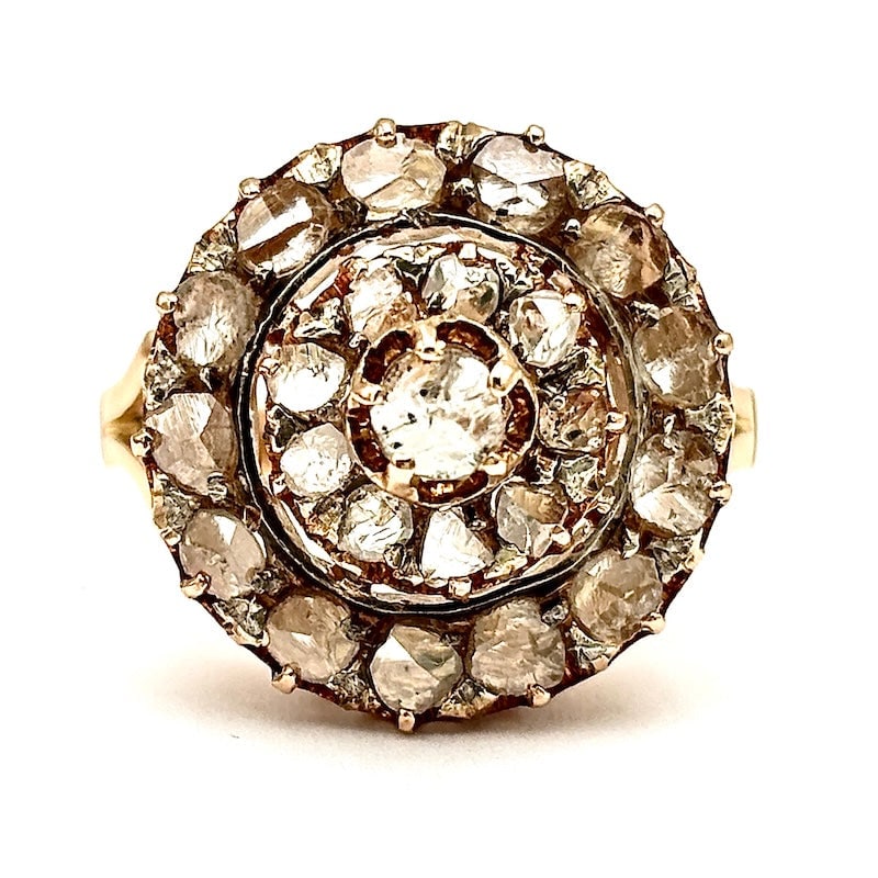 Vintage flower patch ring, diamonds and gold; 5.68 gr.: Fabulous classic old money, vintage circular flower patch ring in 18 kt gold with mesmerizing rose-cut diamonds. A unique, poetic and old-fashioned piece of jewelry, offered at a very small price! Our