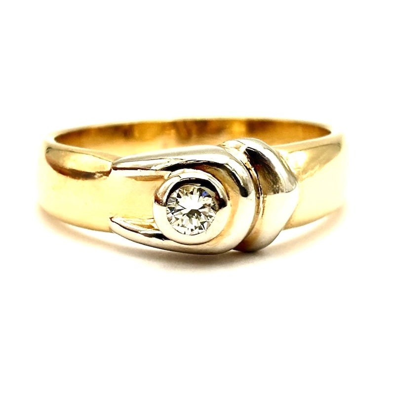 Two-tone gold band ring with solitaire diamond; 5.09 gr: Exquisite, solid and important 18 kt yellow and white gold band ring, with a central 10-12 point solitaire diamond, mounted on a smooth white bezel. Exceptional value for money, for a very occasional 
