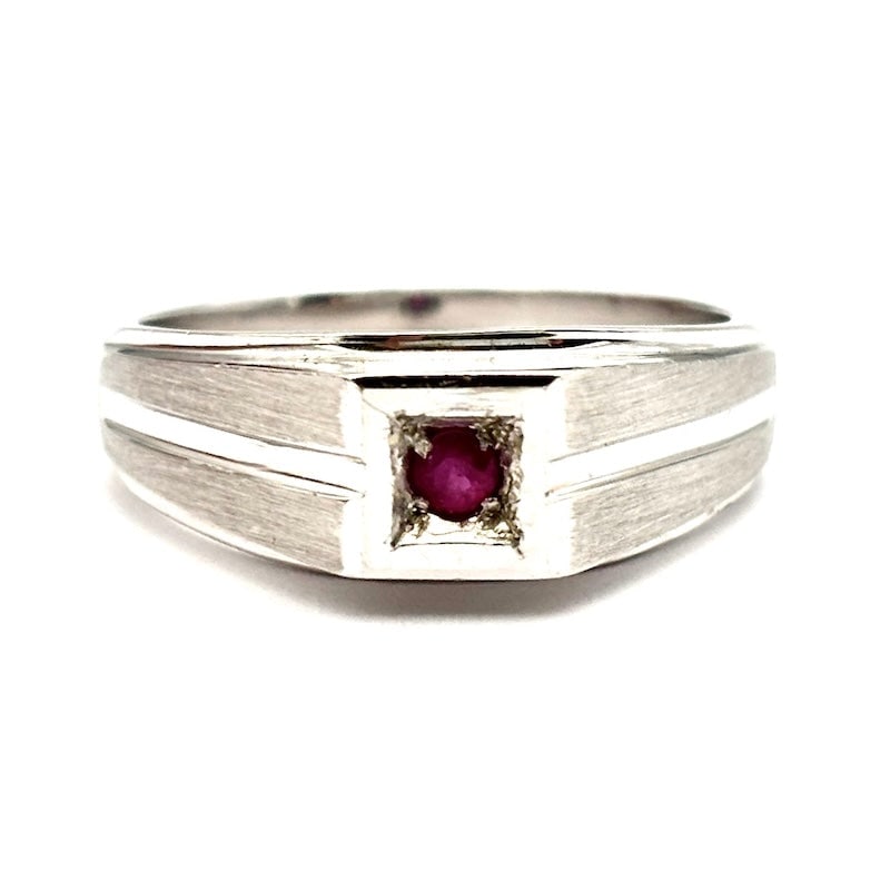 Men's chevalier band ring with ruby, white gold; 9.1 gr.: Beautiful men's band chevalier ring in satin-finished 18 kt white gold, with solitaire ruby on squared center. Simplicity, charisma and value in a distinctive combination, for a man of great personali