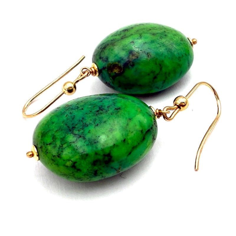 Nevada green turquoise earrings, yellow gold; 14.86 g - 4 cm: Crazy and highly original pair of dangling earrings made of vivid, uneven natural Nevada green turquoise pebbles, with exposed spider webs, with 18 kt yellow gold open nunnery! Fresh, brightly lit, et