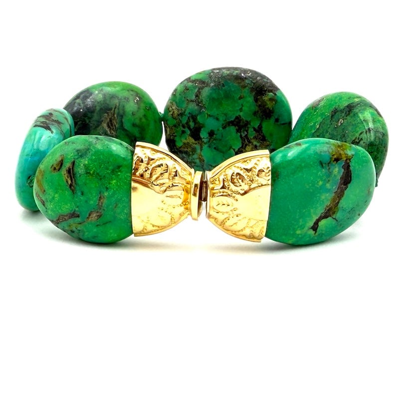 Nevada green turquoise and gold bracelet; 18 cm - 63.57 gr.: Crazy and very original vivid and uneven natural Nevada green turquoise pebble bracelet, with exposed spider webs, with 18 kt yellow gold engraved clasp! Fresh, bright, ethno chic and truly unobtainab