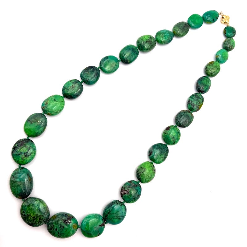 Nevada green turquoise and gold necklace; 70 cm - gr 285.33: Crazy and highly original necklace of vivid and uneven natural Nevada green turquoise pebbles, with exposed spider webs, with 18 kt yellow gold cloverleaf clasp! Fresh, brightly lit, ethno chic and tr