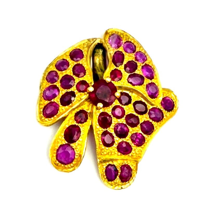 Flower pendant, rubies and 22 kt yellow gold; 5.6 gr.: Enchanting 22 kt yellow gold flower pendant, studded with fabulous natural rubies. Precious, young and intense! Our company's certification is available for free, upon request. If you wish to receive 