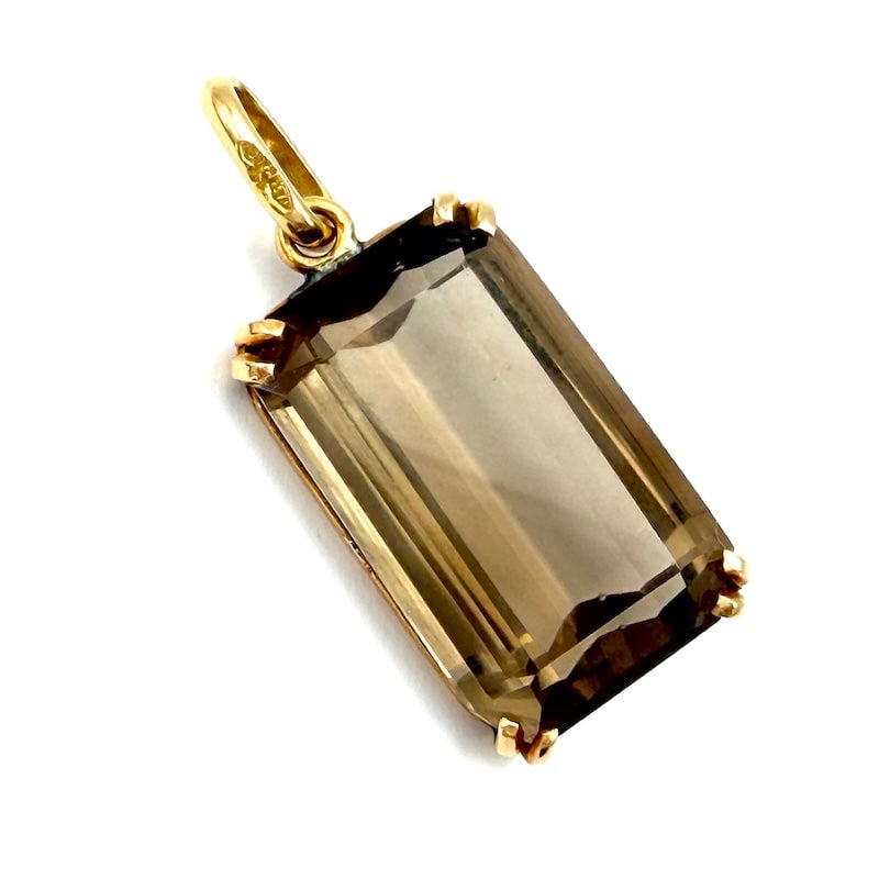 Vintage smoky quartz pendant, yellow gold; 5.8 gr.: A refined rectangular smoky quartz maxi stone mounted on linear vintage 18 kt yellow gold frame! Simple, warm and charming square gemstone mounted pendant. Our company's certification is available for