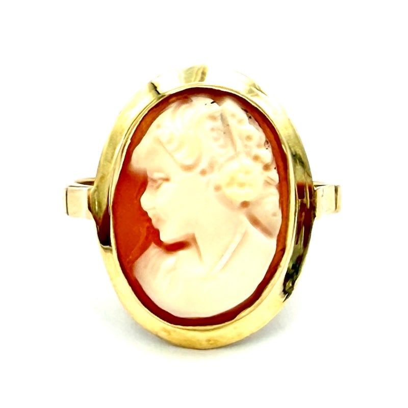 Vintage cameo ring, yellow gold; 3.14 gr.: Artistic, exquisite vintage yellow gold ring with a checkers face cameo engraved on carnelian shell, in 18 kt yellow gold, with solid and essential frame. Retro design perfect for those who love one-o