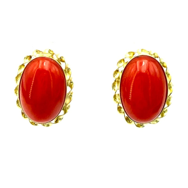 Red coral oval lobe and gold button earrings; 4.64 gr.: Enchanting and passionate vintage style lobe earrings with a coral theme! 18 kt yellow gold lobe earrings with ovals of fabulous natural first choice rubrum red coral, framed by a rich 18 kt yellow go