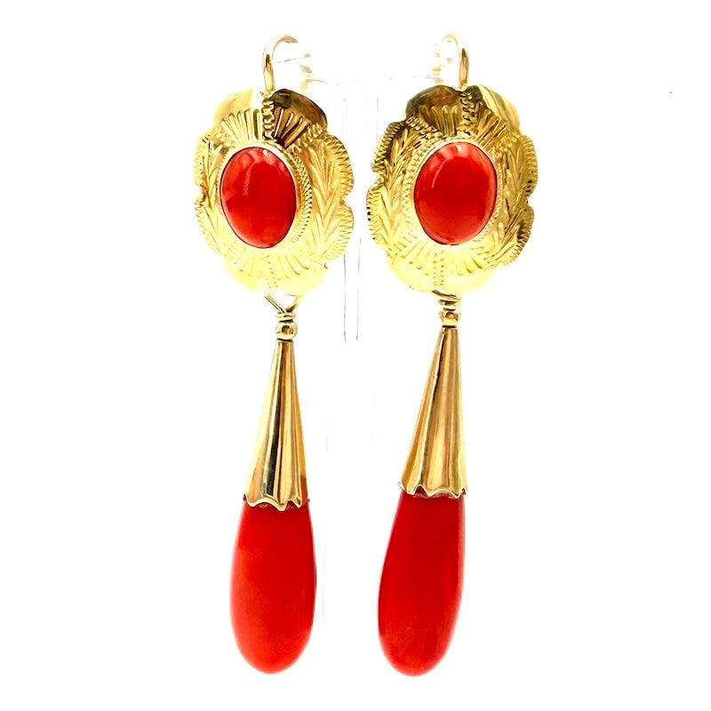 Detachable coral and gold dangle earrings; 11.43 gr.: VERY OCCASION!!! 18kt yellow gold dangle earrings with detachable charms of elongated maxi drops of natural coral with chaplets. Nun closed as back. Solidity, exclusive materiality from very high vint