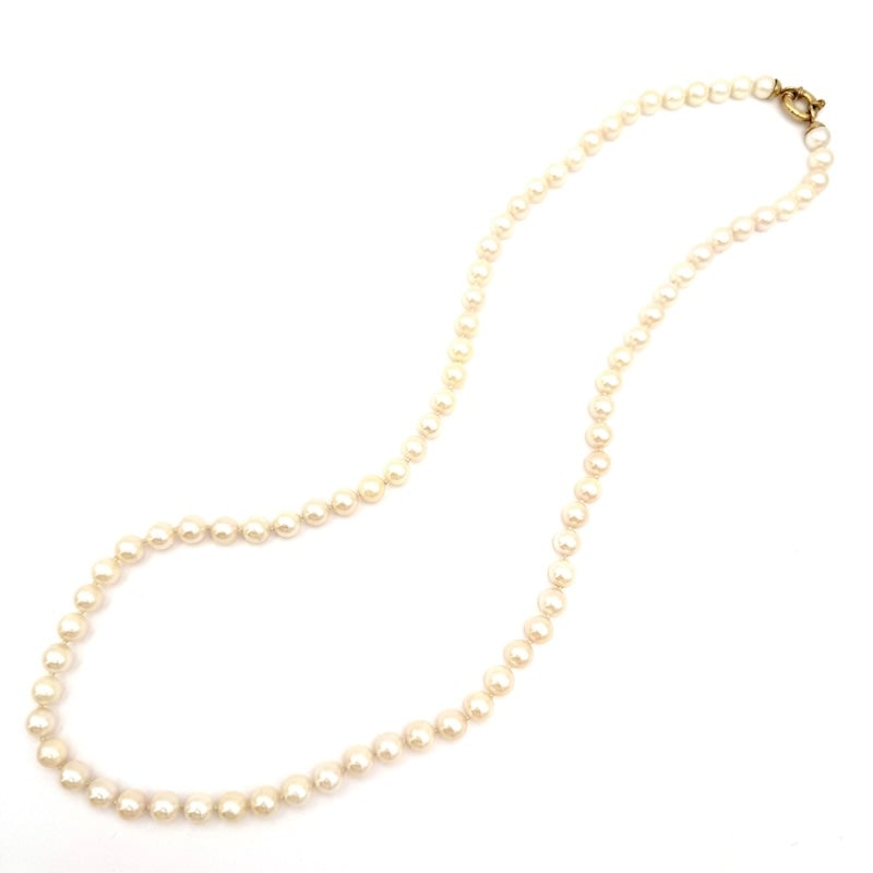 Akoya pearl necklace - 6.5-7 mm - 65 cm; 44.8 gr.: Essential, classic and ever-present long necklace of spherical Akoya pearls 6.5-7 mm in diameter. Circular maxi lobster clasp in 9 kt yellow gold. A very occasional strand of white pearls, very elegan