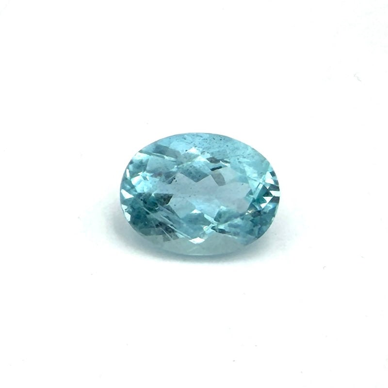 Aquamarine, loose stone, oval - 3.8 ct: This elegant loose aquamarine gemstone features an oval faceted cut with a luminous ocean-blue shade and crisp light reflection, ideal for a refined custom jewelry design. Measurements: 1.1 cm x 0.9 c