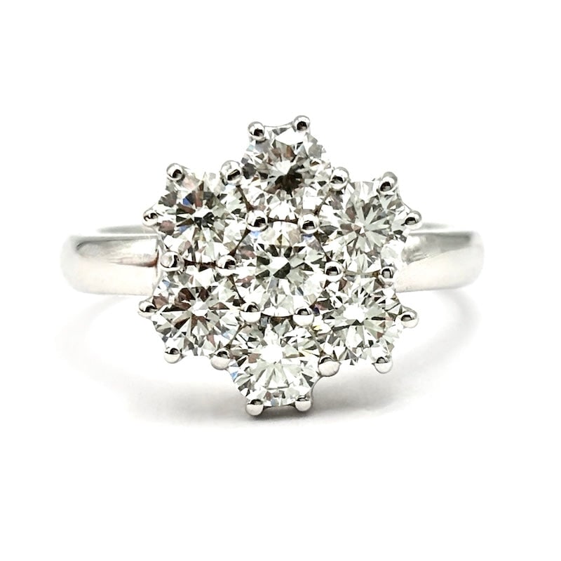 Diamond flower ring, white gold - 1.93 ct; 6.00 gr.: Crazy diamond flower ring! Dazzling circular daisy ring in 18 kt white gold with brilliant-cut diamonds for 1.93 ct. A flower of incredible brilliance and value that will never wilt! Our company's cer