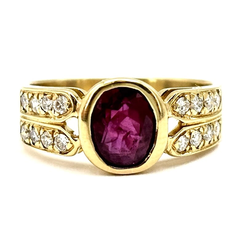 Ruby, diamond and gold band ring; 4.21 gr.: Gorgeous and very comfortable 18 kt yellow gold band ring with fabulous central oval ruby and brilliants set on double side rails. Like new! Incredible value for money! Wow! Our company's certificatio