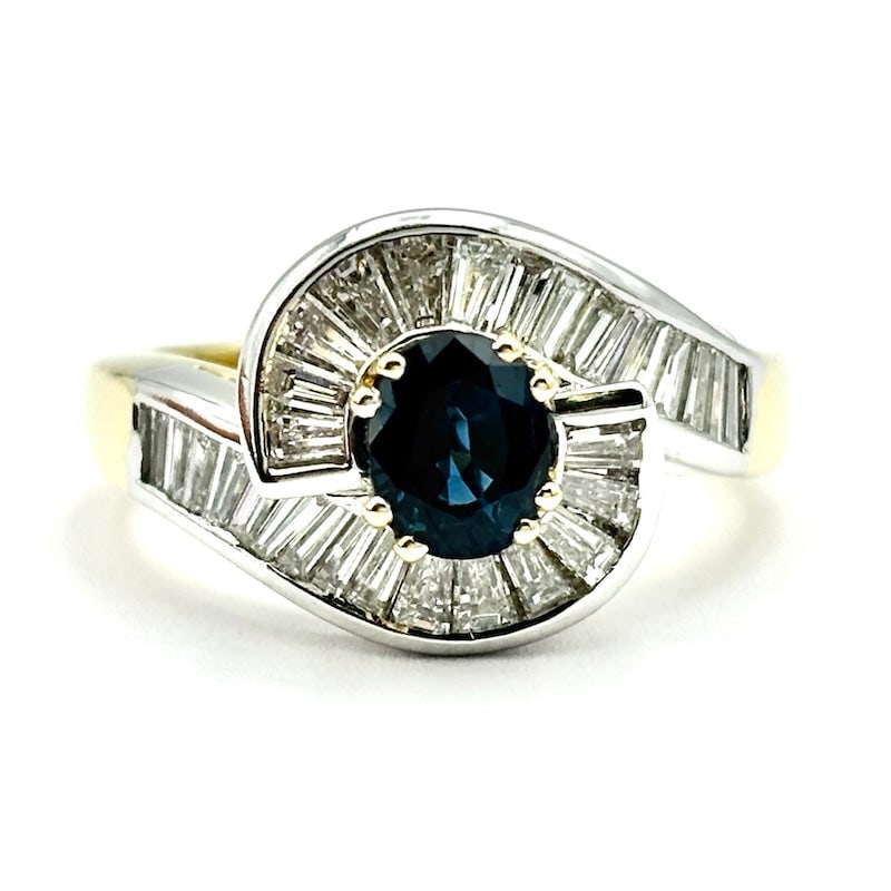 Contrarie daisy ring, sapphire, diamonds and yellow gold; 8.65 gr. (1 of 6)