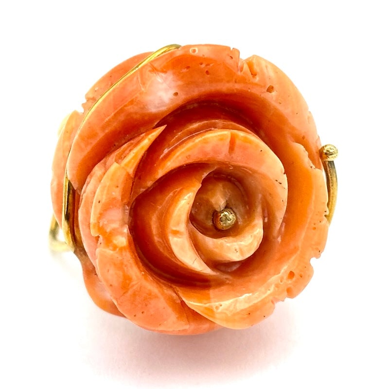 Coral and yellow gold maxi rose ring; 11.4 gr.: Vintage yellow gold ring with maxi rose carved in salmon coral, a symbol of elegance and femininity. The setting features openwork and branching details that enhance the handcrafted design and beauty 