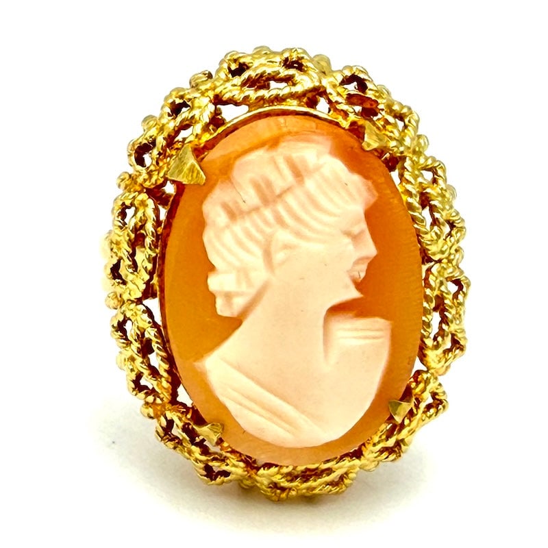 Vintage cameo ring, yellow gold; 6.28 gr.: Artistic, exquisite vintage yellow gold ring with a lady's face cameo engraved on carnelian shell, in 18 kt yellow gold, with vexatious and important high craftsmanship frame. Retro artistic design pe
