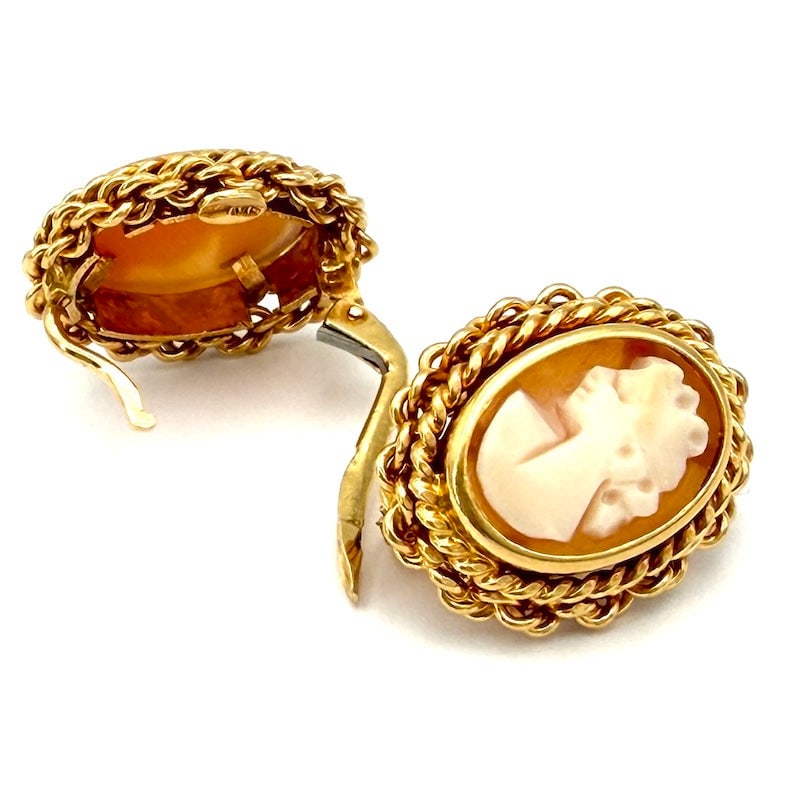 Vintage cameo and yellow gold earrings; 8.15 gr.: Vintage earrings with adorable cameos, on rich 18 kt. yellow gold frame! Interlocking stud clasp, for a romantic piece of Italian art made jewelry! Our company's certification is available for free, u