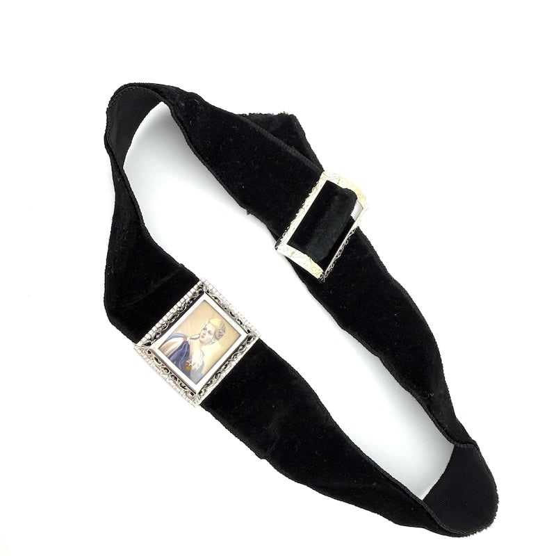 Black velvet choker necklace with painted checkers picture, white gold; 7.9 g gold - 35 cm: RARE OCCASION of Vintage choker necklace! Black velvet ribbon choker necklace with 18 kt white gold painted checkers picture. A very exclusive pattern of emblematic and unmistakable choker and adjusta