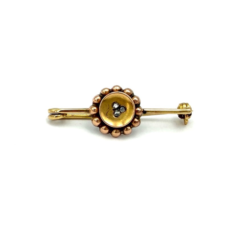 Early 20th century vintage brooch, gold and trio of diamonds; 2.44 gr.: Charming little antique pin, 18 kt yellow gold with gold ball wreath and with antique diamond trefoil. A delightful and very affordable antique brooch! Our company's certification is available for fre