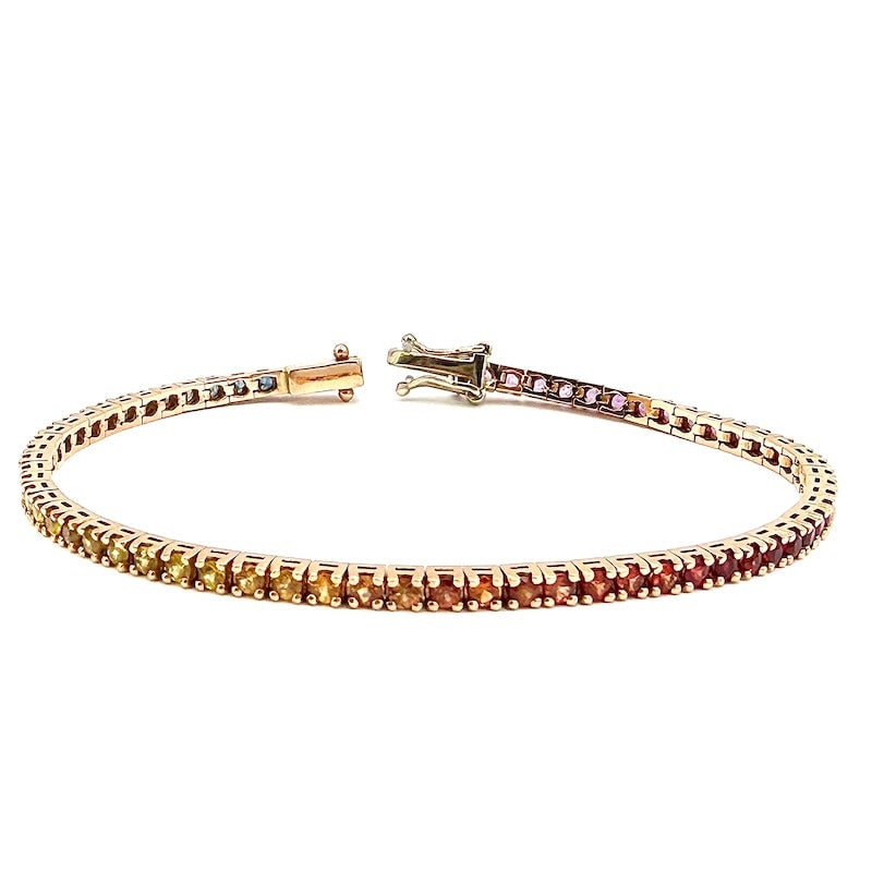Multicolor sapphires and rose gold tennis bracelet - 4.31 ct; 10.40 gr.: Kaleidoscopic and colorful tennis bracelet with 4.31 ct multicolor sapphires in degrade on 18 kt rose gold setting. Double figure-of-eight safety clasp. A rainbow, unique and special variation of the 
