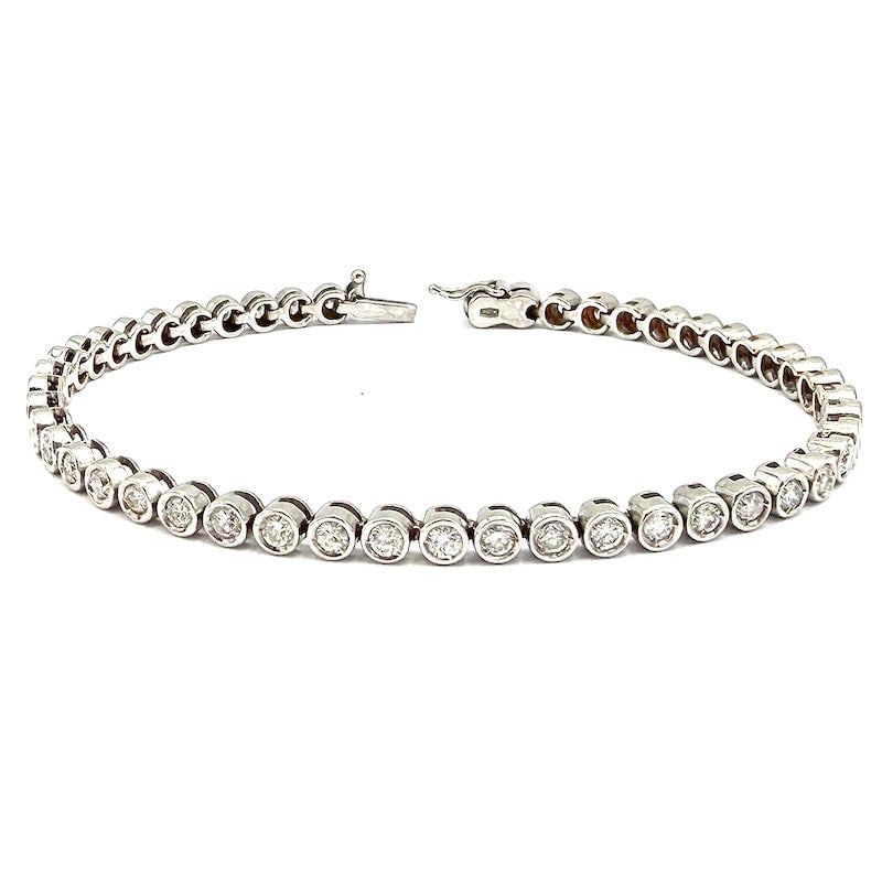 Brilliant onion and white gold tennis bracelet - 2.40-2.60 ct; 12.17 gr - 18 cm: VERY OCCASION. Magnificent used tennis bracelet reconditioned to new in 18 kt white gold, mounting 2.40-2.60 ct total of gorgeous full-round, onion-set brilliants. A coveted, must-have strand of etern
