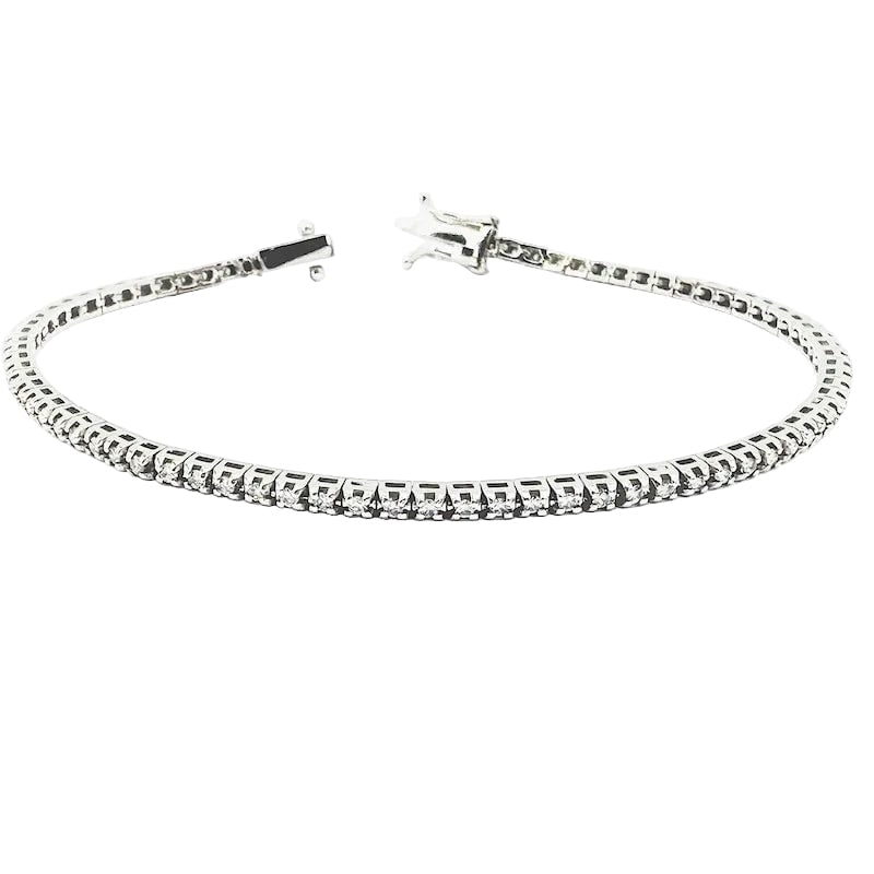 White gold and diamond tennis bracelet - 1.01 ct; 8.34 g - 18 cm: Classic, lovely, 18 kt white gold tennis bracelet that mounts over 1 carat of full-round brilliants, set in 4 square griffes on turned mount. The ultimate strand of eternity at a second-hand outlet pr