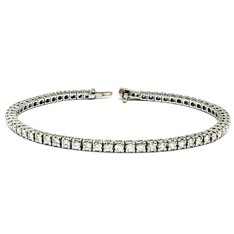 White gold and diamond tennis bracelet - 4.30-4.50 ct; 12.64 gr - 17.5 cm: VERY OCCASION!!! Magnificent reconditioned-to-new tennis bracelet in 18 kt white gold, mounting 4.30-4.50 ct total of gorgeous full-round brilliants, set in 4 square griffes on very solid setting. A c