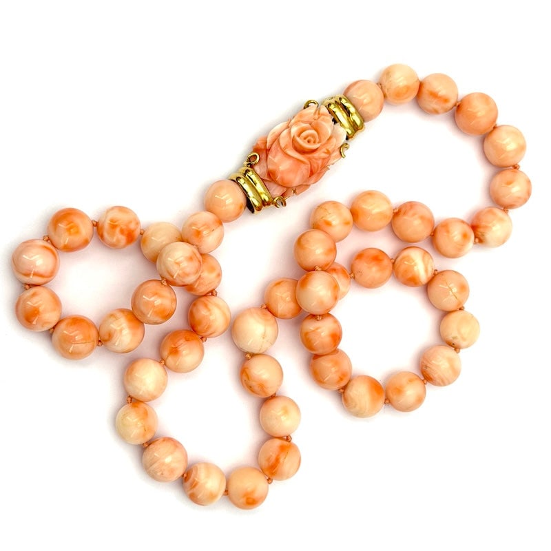 Pink coral ball necklace with flower and gold clasp - 99.68 gr; 60 cm: One-strand natural pink coral, spherical, imperfect necklace with pink coral and 18 kt yellow gold flower sculpture clasp. Femininity and extraordinary optical effect at super price. Our company's cer