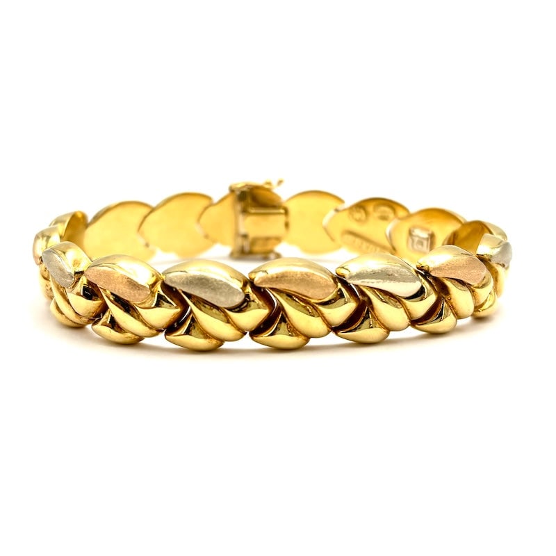 Yellow, white and rose gold maxi chain bracelet; 31.78 gr.: Sophisticated and important bracelet, with soft, repeated embossed elements, in yellow gold, with decorative overlays, satin-finished in white and rose gold. Our company's certification is available f