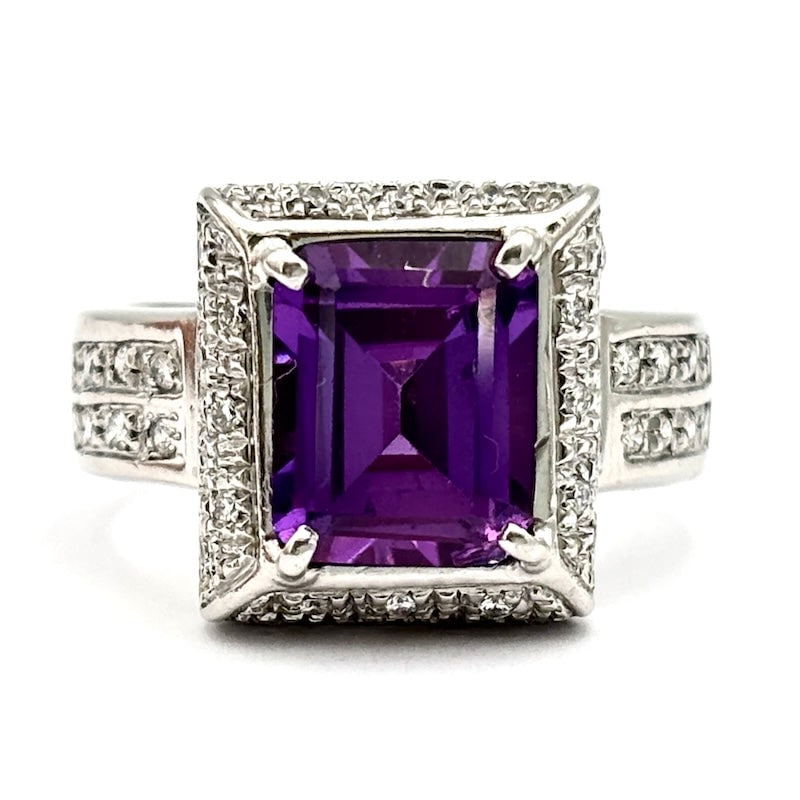 King Charles ring, rectangular synthetic purple gemstone, brilliants and white gold; 8.22 gr.: Design with decisive and futuristic femininity, super feminine and contemporary! Ring signed Re Carlo in 18 kt white gold, with rectangular synthesis purple sapphire surrounded by brilliants! An inten