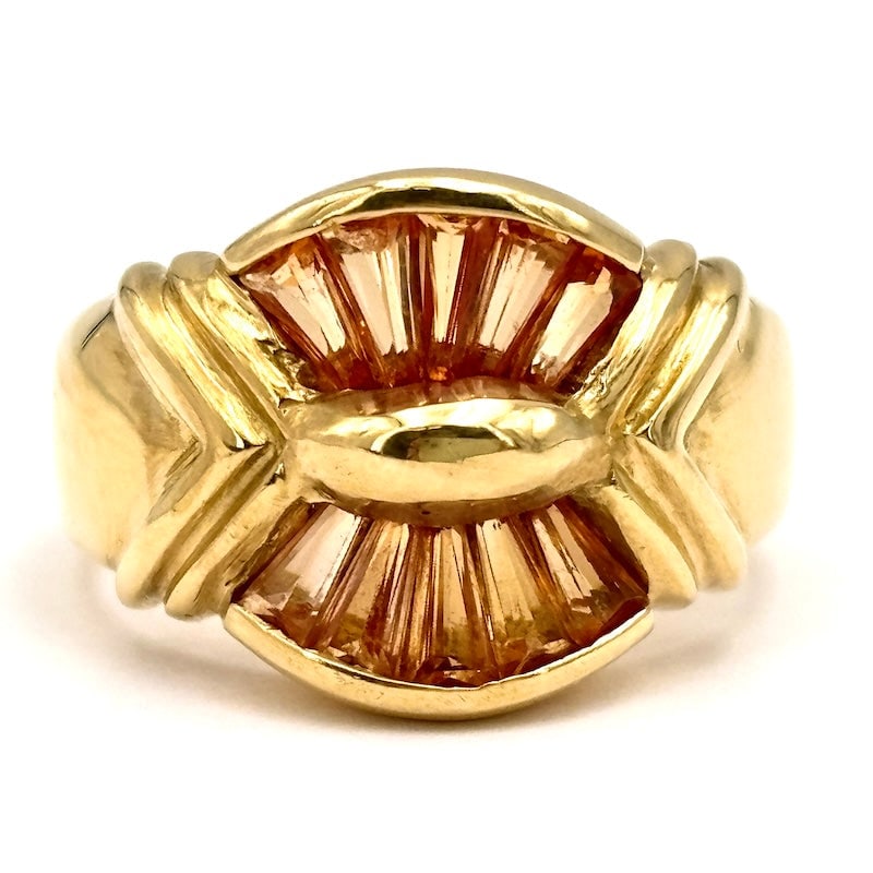 Vintage tepps ring of hydrothermal citrine topazes and yellow gold; 7.25 gr.: Explosive geometrically crafted ring in 18 kt yellow gold, with tepps of hydrothermal citrine topazes to fret . Super sunny setting and colors, for a scenic and precious old money occasion not to be m