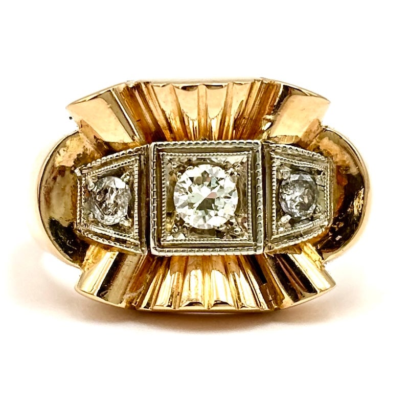 Vintage maxi bow/bridge ring trilogy diamonds; 8.56 gr: Extraordinary and artistic 1940s-50s vintage maxi bow/bridge ring in two-tone 18 kt gold, with diamond trilogy for 0.20-0.25 ct. Masterful and highly worked antique-style setting with diamonds in whit