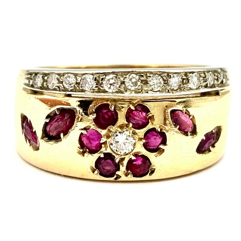 Ruby and diamond band ring, yellow gold; 9.9 gr.: Important and fabulous vintage maxi band ring in solid 18 kt yellow gold, with rubies and diamonds. Imposing, yet linear, comfortable and most precious! Our company's certification is available for fr